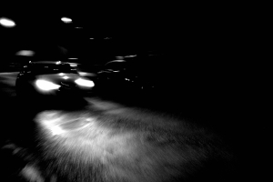Voiture dans la nuit